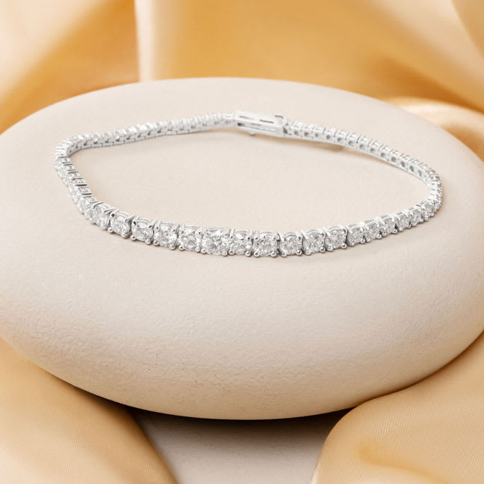 Estate Jewelry 14 Karat White Gold 5 Carat Graduated Diamond Tennis Bracelet, 7 Inches