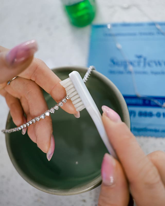 How to Clean your Diamond Tennis Necklace
