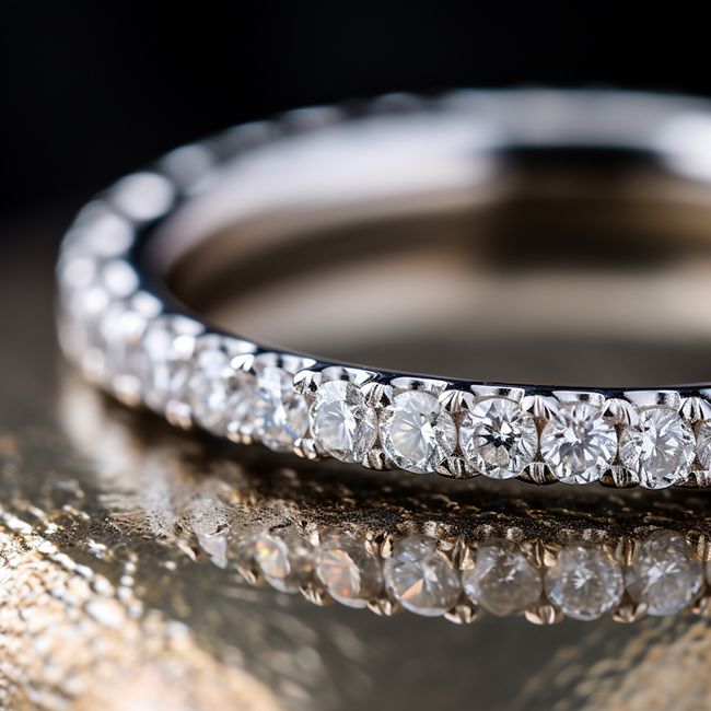 How to determine the quality of a diamond in a wedding ring?