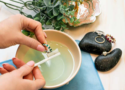 How to Clean Thumb Rings